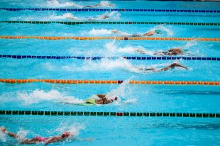 Woman swimming in an aquatic race in swimming pool.