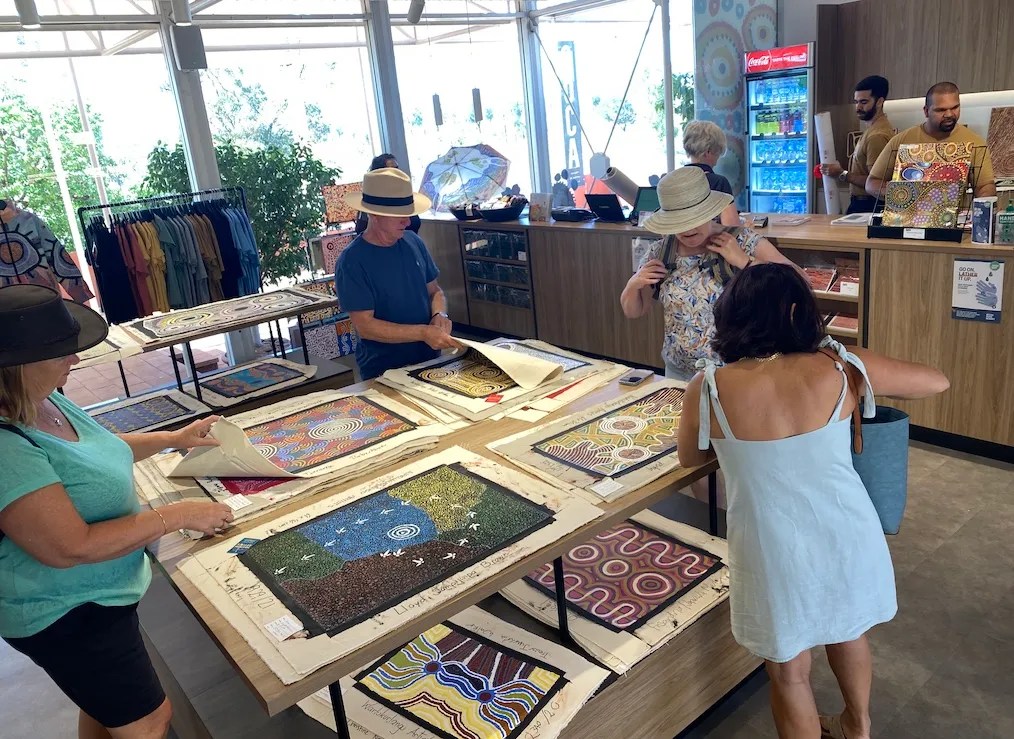 people shopping for Aboriginal art. Cultural tourism.