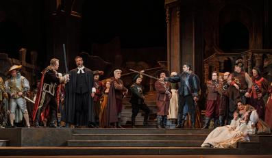 The cast of 'Lucia di Lammermoor on stage. Large number of people in period costume.