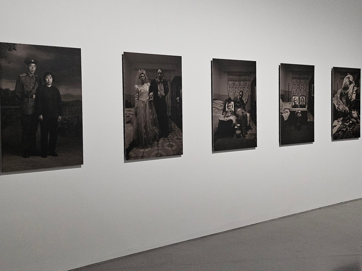 Song Yongping, ‘My Parents’, installation view at West Bund Museum Shanghai. A white gallery wall with five black and white photos depicting an old Chinese couple, and later, the empty room with their photos.