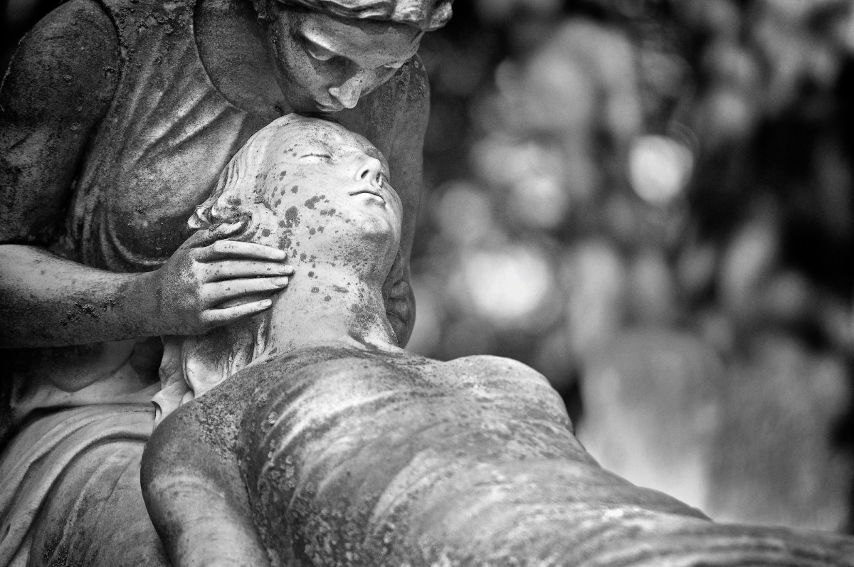 Detail of a mortary stature in black and white. Vale 2024.