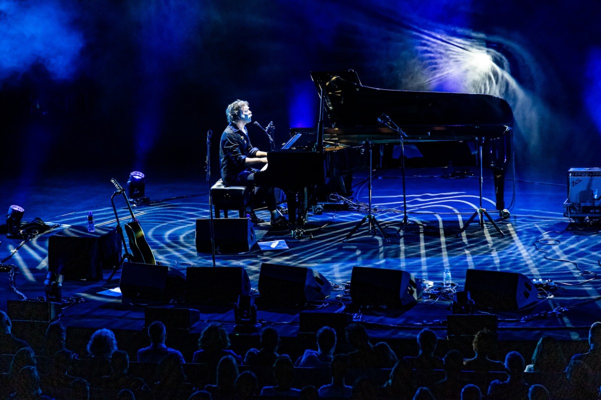 Man playing piano on stage, Rufus Wainwright