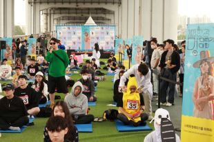 An earlier iteration of 'Space-Out Competition' in Seoul. The free, participatory game comes to Melbourne for RISING 2025.